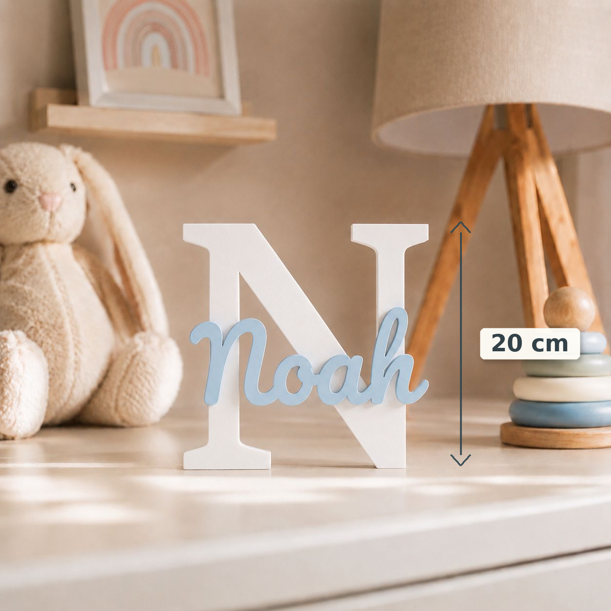 Personalisiertes Namensschild Noah mit weißem Buchstaben und hellblauem Namen als Produktdetail mit 20 cm Maßangabe