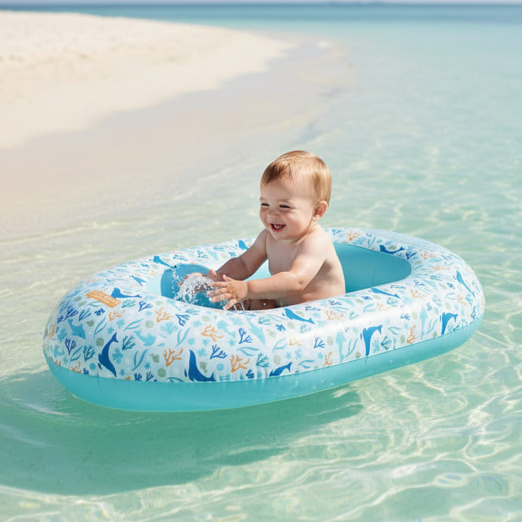 Baby sitzt in blauem aufblasbarem Schlauchboot im Wasser – sicherer Badespaß für Kinder am Strand und im Pool
