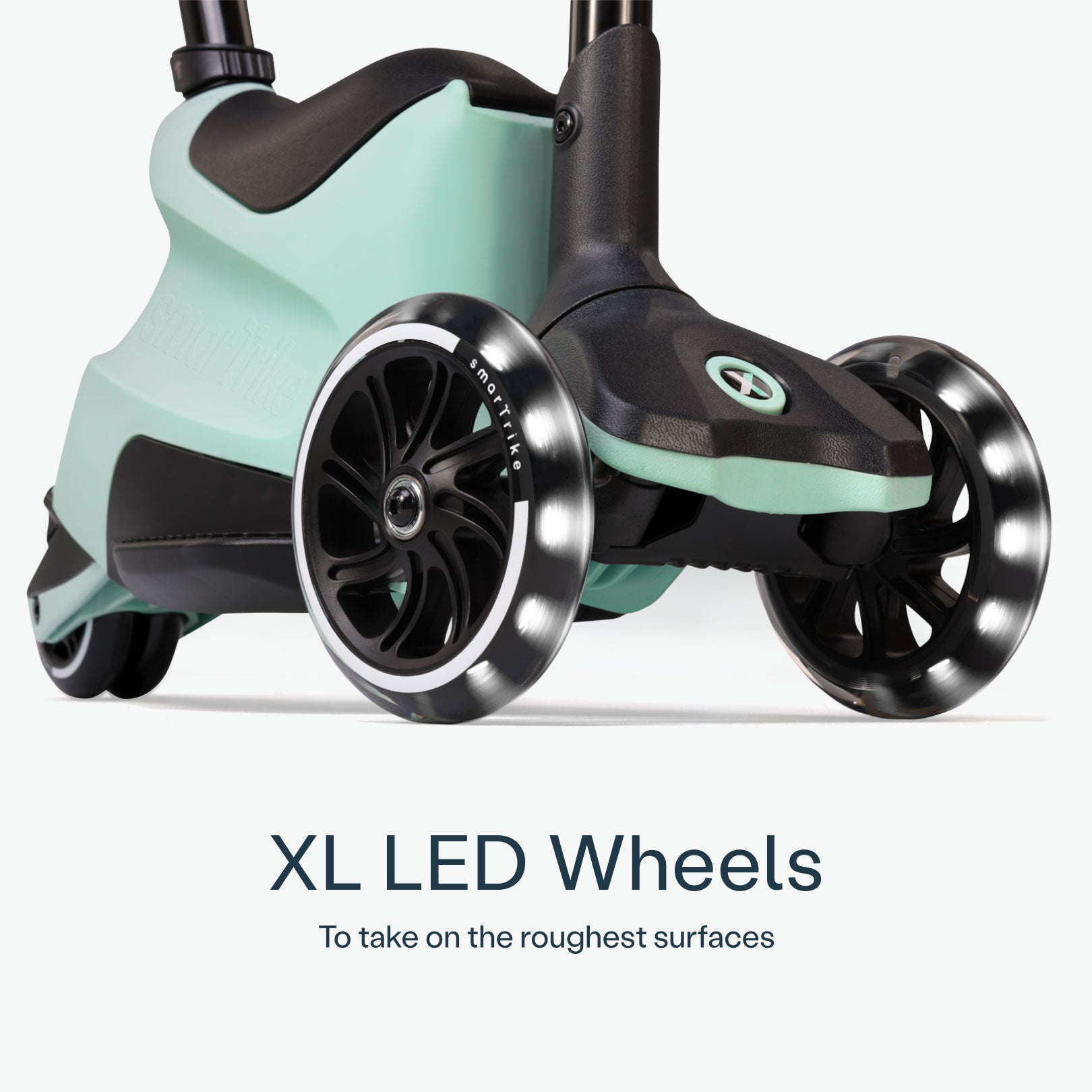 Detailaufnahme von LED Rädern bei einem Kinder Scooter – große stabile Rollen für mehr Sicherheit und Fahrkomfort