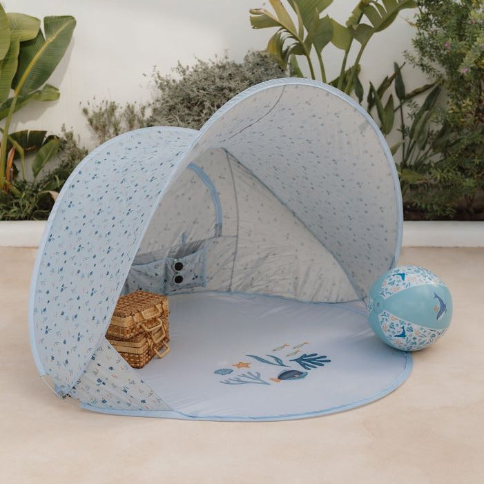 Blaue Strandmuschel für Babys und Kinder als Pop Up Strandzelt im Innenbereich mit Spielzeug – leichter Sonnenschutz und Rückzugsort für Zuhause und Garten