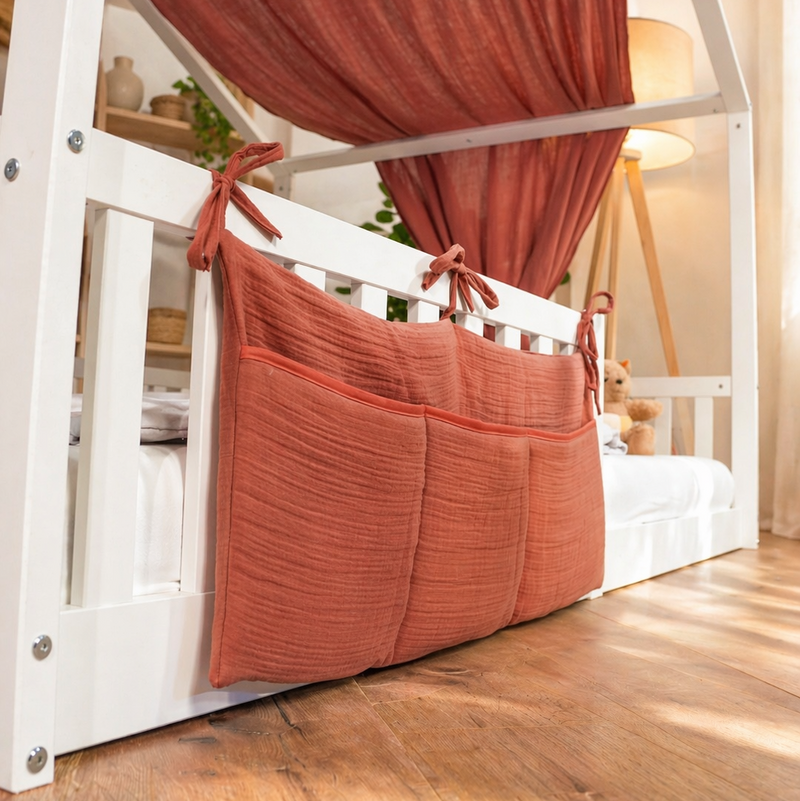 tiSsi Musselin Organizer in Mokka am weißen Hausbett im gemütlichen Kinderzimmer