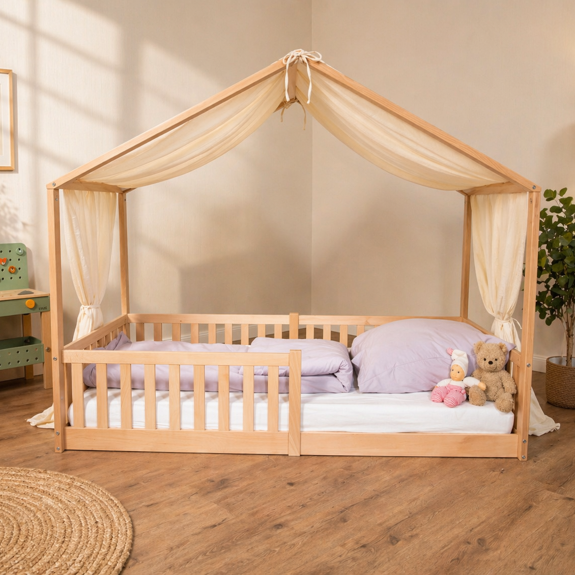 tiSsi Baldachin aus Musselin in Creme auf Hausbett 90x200 cm aus Naturholz im Kinderzimmer