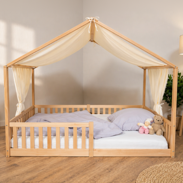 tiSsi Baldachin aus Musselin in Creme auf Hausbett aus Naturholz mit Organizer im Kinderzimmer