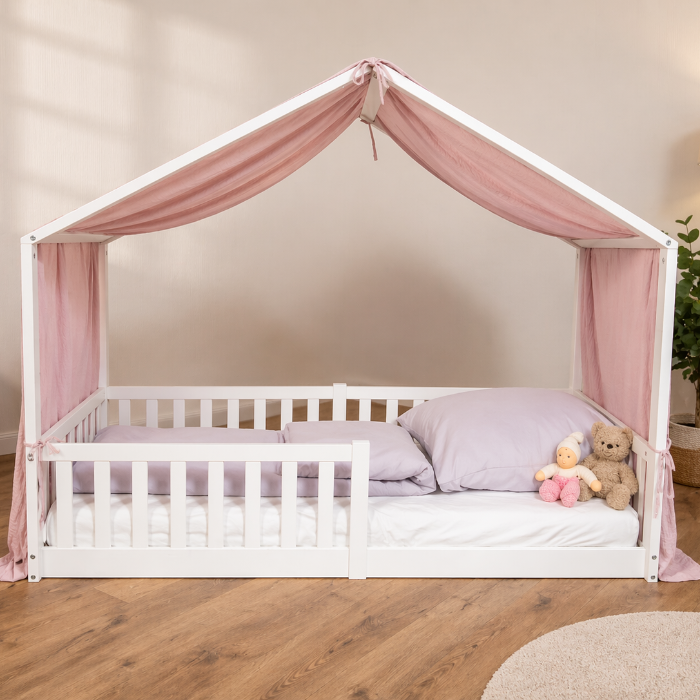 tiSsi Baldachin aus Musselin in Altrosa auf weißem Hausbett 90x200 cm im Kinderzimmer