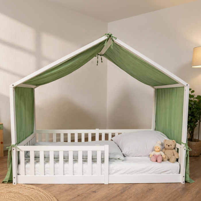 tiSsi Baldachin aus Musselin in Grün auf weißem Hausbett im Kinderzimmer