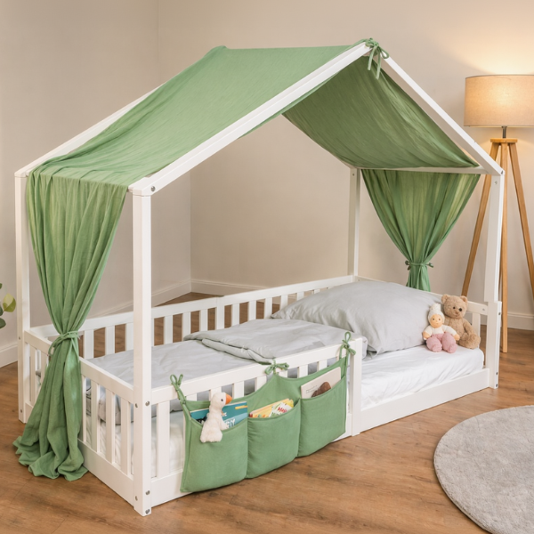 tiSsi Baldachin aus Musselin in Grün auf weißem Hausbett mit passendem Organizer im Kinderzimmer