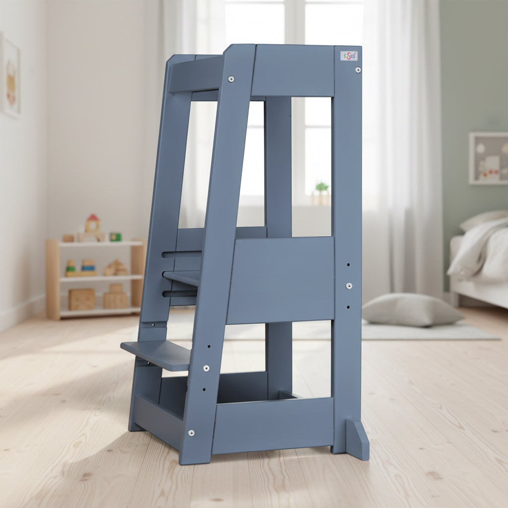 Blauer tiSsi Lernturm Felix als mitwachsender Kinder-Lernturm für Küche, Bad und Alltag vor weißem Hintergrund