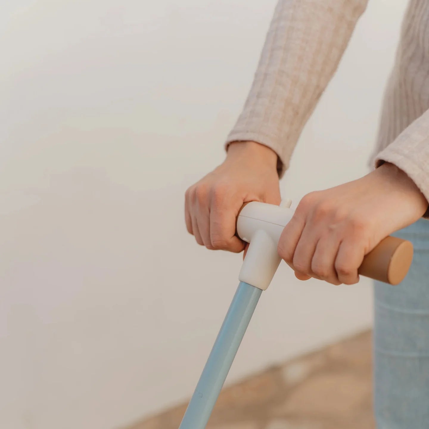 Detailaufnahme der ergonomischen Schubstange des Tricycle 4-in-1 in Blau. Die komfortable Elternlenkung ermöglicht ein sicheres Schieben und unterstützt Kinder ab 1 Jahr bei den ersten Fahrversuchen mit dem mitwachsenden Dreirad.