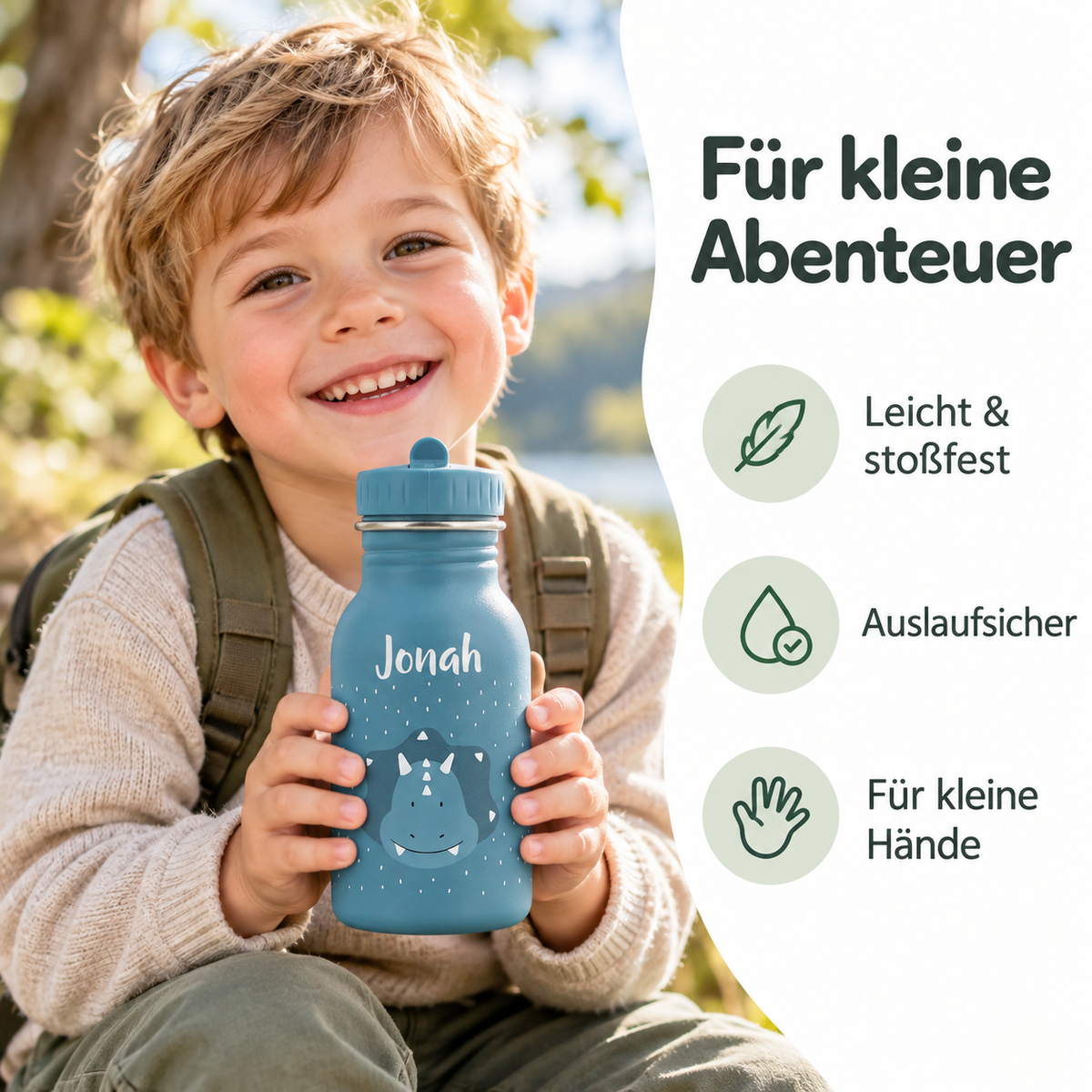 Kind hält eine petrolblaue Trixie Trinkflasche Herr Triceratops mit 350 ml und dem Namen Jonah neben drei Produktvorteilen