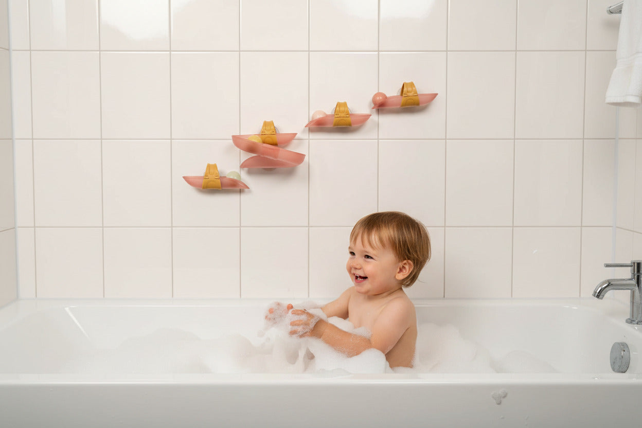 Wasserbahn fuer die Badewanne als abwechslungsreiches Badespielzeug fuer Babys und Kleinkinder zur Foerderung von Motorik, Kreativitaet und Spielspass