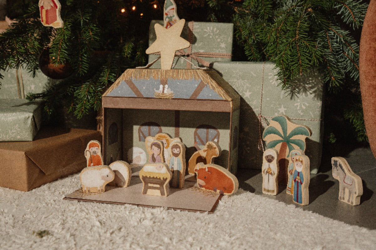 Holz Weihnachtskrippe mit Figuren und Stall unter einem geschmückten Weihnachtsbaum als festliche Dekoration
