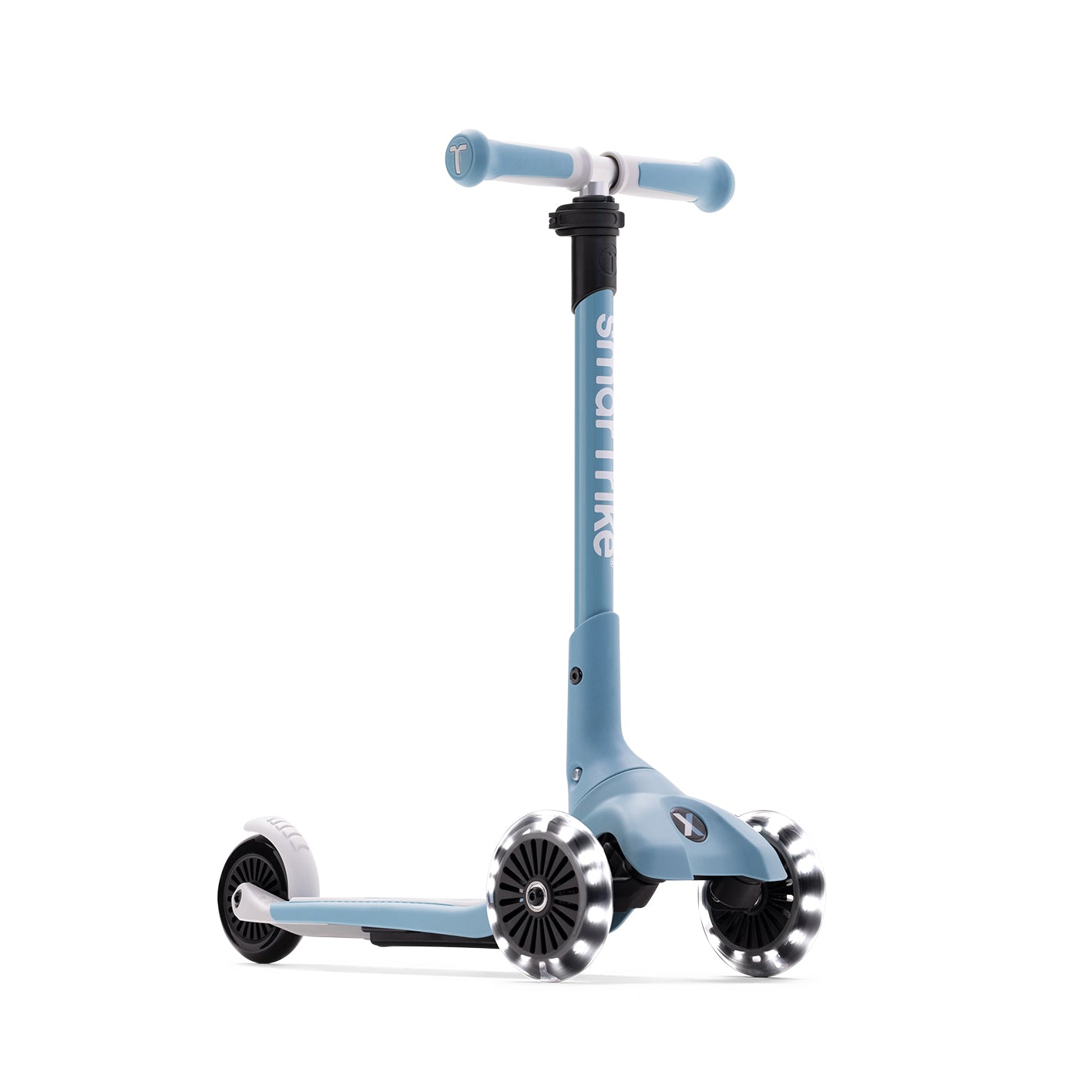 Xtend Mini+ Kinder Scooter in Blau in 3/4 Ansicht, stabiler 3-Rad Kinderroller mit LED-Rädern und höhenverstellbarem Lenker für sicheres Fahrgefühl